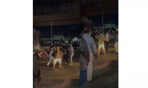 ലൈറ്റ് ഡിം ചെയ്യാന് ആവശ്യപ്പെട്ടു; യുവാവിന്റെ തലയടിച്ചുപൊട്ടിച്ച് ബസ് ഡ്രൈവര്; ബസിന്റെ ടയറുകള് കുത്തിപ്പൊളിച്ച് നാട്ടുകാര് ലൈറ്റ് ഡിം ചെയ്യാന് ആവശ്യപ്പെട്ടു; യുവാവിന്റെ തലയടിച്ചുപൊട്ടിച്ച് ബസ് ഡ്രൈവര്; ബസിന്റെ ടയറുകള് കുത്തിപ്പൊളിച്ച് നാട്ടുകാര്