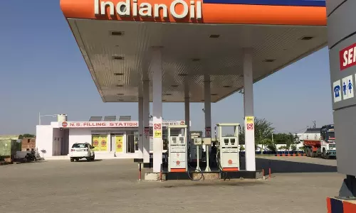 പെട്രോള്-ഡീസല് വില 15 ദിവസത്തിലൊരിക്കല് പുനപരിശോധിക്കും: കേന്ദ്ര സര്ക്കാര് പെട്രോള്-ഡീസല് വില 15 ദിവസത്തിലൊരിക്കല് പുനപരിശോധിക്കും: കേന്ദ്ര സര്ക്കാര്