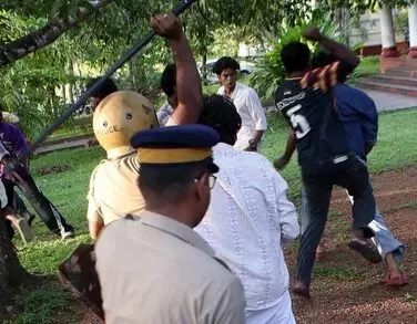 എസ്എഫ്ഐ-ഡിവൈഎഫ്ഐ പ്രവര്ത്തകര്ക്കുനേരേ ലാത്തിവീശിയ ഡിവൈഎസ്പിക്ക് സ്ഥലംമാറ്റം എസ്എഫ്ഐ-ഡിവൈഎഫ്ഐ പ്രവര്ത്തകര്ക്കുനേരേ ലാത്തിവീശിയ ഡിവൈഎസ്പിക്ക് സ്ഥലംമാറ്റം