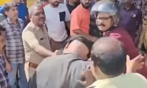 സുഹൃത്തിന്റെ മകളോട് ലൈംഗികാതിക്രമം കാട്ടി യുവാവ്; തല്ലി പോലിസിന് കൈമാറി നാട്ടുകാര് സുഹൃത്തിന്റെ മകളോട് ലൈംഗികാതിക്രമം കാട്ടി യുവാവ്; തല്ലി പോലിസിന് കൈമാറി നാട്ടുകാര്