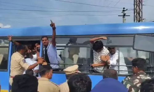 ദര്‍ഗയും ഖബര്‍സ്ഥാനും പൊളിക്കുന്നതിനെതിരേ പ്രതിഷേധം; നിരവധി പേര്‍ കസ്റ്റഡിയില്‍