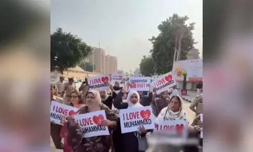 ഐ ലവ് മുഹമ്മദ് പോസ്റ്ററുകള്‍ക്കെതിരായ പോലിസ് നടപടി: യുപി നിയമസഭയ്ക്ക് മുന്നില്‍ പ്രതിഷേധം(വീഡിയോ)