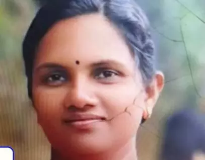 പുനലൂരില് ഭാര്യയെ വെട്ടിക്കൊലപ്പെടുത്തിയതിനു ശേഷം ഫേസ്ബുക്ക് ലൈവിട്ട് ഭര്ത്താവ്, പോലിസില് കീഴടങ്ങി പ്രതി പുനലൂരില് ഭാര്യയെ വെട്ടിക്കൊലപ്പെടുത്തിയതിനു ശേഷം ഫേസ്ബുക്ക് ലൈവിട്ട് ഭര്ത്താവ്, പോലിസില് കീഴടങ്ങി പ്രതി