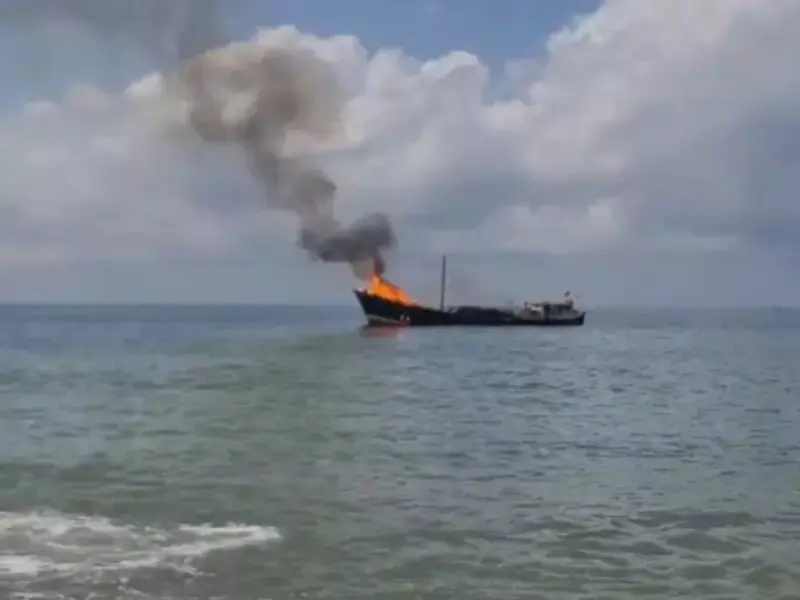 ഗുജറാത്തില് ചരക്കുകപ്പലിന് തീപിടിച്ചു; അപകടം, സൊമാലിയയിലേക്ക് അരിയും പഞ്ചസാരയും കൊണ്ടുപോകവെ(വിഡിയോ) ഗുജറാത്തില് ചരക്കുകപ്പലിന് തീപിടിച്ചു; അപകടം, സൊമാലിയയിലേക്ക് അരിയും പഞ്ചസാരയും കൊണ്ടുപോകവെ(വിഡിയോ)