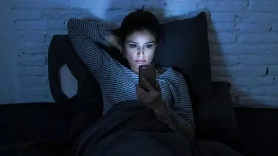 ഉറങ്ങുന്നതിനുമുമ്പ് ഫോണ്‍ ഉപയോഗിക്കുന്നവരാണോ? എങ്കില്‍ സൂക്ഷിക്കുക!