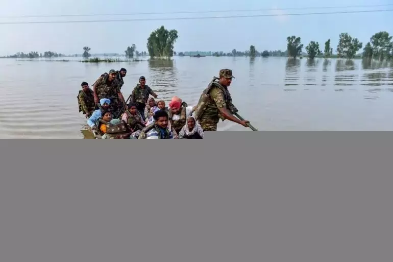വിളകള് നശിപ്പിക്കപ്പെട്ട ഭൂമിയില് വെറുംകയ്യോടെ കര്ഷകര്; മണ്സൂണ് മഴയില് വലഞ്ഞ് വടക്കേ ഇന്ത്യന് സംസ്ഥാനങ്ങള് വിളകള് നശിപ്പിക്കപ്പെട്ട ഭൂമിയില് വെറുംകയ്യോടെ കര്ഷകര്; മണ്സൂണ് മഴയില് വലഞ്ഞ് വടക്കേ ഇന്ത്യന് സംസ്ഥാനങ്ങള്