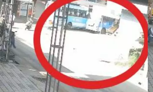 ബസുകള്ക്കിടയില് കുടുങ്ങി വിദ്യാര്ഥിയുടെ വിരല് അറ്റുപോയി ബസുകള്ക്കിടയില് കുടുങ്ങി വിദ്യാര്ഥിയുടെ വിരല് അറ്റുപോയി