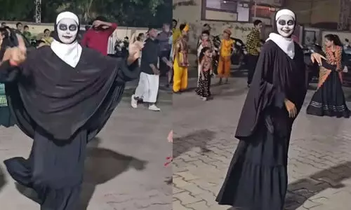 ഗര്ബയില് പൈശാചിക മേക്കപ്പില് നൃത്തം ചെയ്ത് യുവതി (വീഡിയോ) ഗര്ബയില് പൈശാചിക മേക്കപ്പില് നൃത്തം ചെയ്ത് യുവതി (വീഡിയോ)