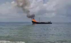 ഗുജറാത്തില്‍ ചരക്കുകപ്പലിന് തീപിടിച്ചു; അപകടം, സൊമാലിയയിലേക്ക് അരിയും പഞ്ചസാരയും കൊണ്ടുപോകവെ(വിഡിയോ)