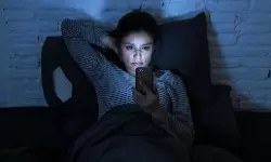 ഉറങ്ങുന്നതിനുമുമ്പ് ഫോണ് ഉപയോഗിക്കുന്നവരാണോ? എങ്കില് സൂക്ഷിക്കുക! ഉറങ്ങുന്നതിനുമുമ്പ് ഫോണ് ഉപയോഗിക്കുന്നവരാണോ? എങ്കില് സൂക്ഷിക്കുക!