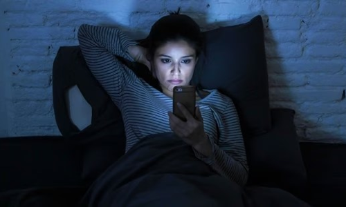 ഉറങ്ങുന്നതിനുമുമ്പ് ഫോണ് ഉപയോഗിക്കുന്നവരാണോ? എങ്കില് സൂക്ഷിക്കുക! ഉറങ്ങുന്നതിനുമുമ്പ് ഫോണ് ഉപയോഗിക്കുന്നവരാണോ? എങ്കില് സൂക്ഷിക്കുക!