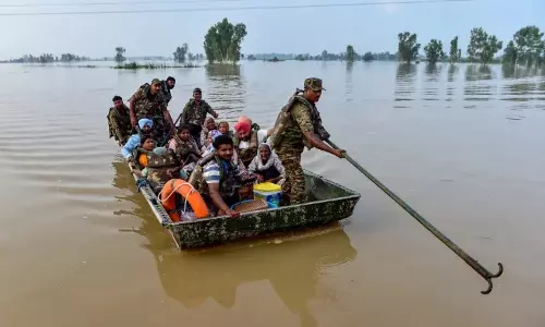 വിളകള്‍ നശിപ്പിക്കപ്പെട്ട ഭൂമിയില്‍ വെറുംകയ്യോടെ കര്‍ഷകര്‍; മണ്‍സൂണ്‍ മഴയില്‍ വലഞ്ഞ് വടക്കേ ഇന്ത്യന്‍ സംസ്ഥാനങ്ങള്‍