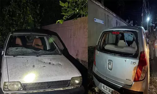 തിരുവനന്തപുരത്ത് ഗുണ്ടാ ആക്രമണം; പഴം പഴുത്തില്ലെന്ന് പറഞ്ഞ് കടയുടമയെ വെട്ടി; നിരവധി വാഹനങ്ങള് തകര്ത്തു തിരുവനന്തപുരത്ത് ഗുണ്ടാ ആക്രമണം; പഴം പഴുത്തില്ലെന്ന് പറഞ്ഞ് കടയുടമയെ വെട്ടി; നിരവധി വാഹനങ്ങള് തകര്ത്തു