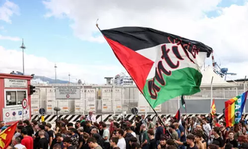 ഗസയ്ക്ക് ഐക്യദാര്ഢ്യം: തൊഴിലാളി പ്രക്ഷോഭത്തില് സ്തംഭിച്ച് ഇറ്റലി; തുറമുഖങ്ങളും അടച്ചു ഗസയ്ക്ക് ഐക്യദാര്ഢ്യം: തൊഴിലാളി പ്രക്ഷോഭത്തില് സ്തംഭിച്ച് ഇറ്റലി; തുറമുഖങ്ങളും അടച്ചു