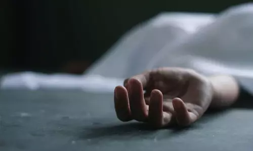 പിതാവും മകനും വീടിനുള്ളില്‍ തൂങ്ങി മരിച്ച നിലയില്‍