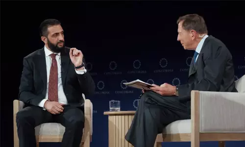 തന്നെ അറസ്റ്റ് ചെയ്ത യുഎസ് ജനറലുമായി വേദി പങ്കിട്ട് അഹമ്മദ് അല് ഷറാ തന്നെ അറസ്റ്റ് ചെയ്ത യുഎസ് ജനറലുമായി വേദി പങ്കിട്ട് അഹമ്മദ് അല് ഷറാ