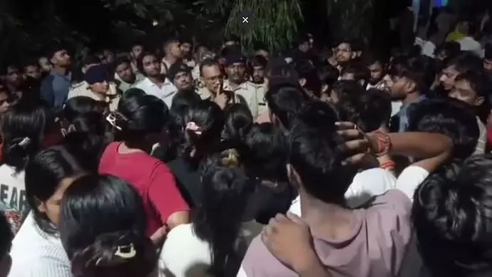 വിദ്യാര്ഥിനി കെട്ടിടത്തിനുമുകളില് നിന്നുവീണു മരിച്ച സംഭവം; സംഘര്ഷഭരിതമായി ബിഹാറിലെ നളന്ദ കോളജ് വിദ്യാര്ഥിനി കെട്ടിടത്തിനുമുകളില് നിന്നുവീണു മരിച്ച സംഭവം; സംഘര്ഷഭരിതമായി ബിഹാറിലെ നളന്ദ കോളജ്