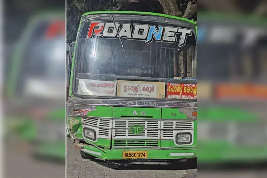 എറണാകുളത്ത് ബസ്സിടിച്ച് ബൈക്ക് യാത്രികന് മരിച്ചു എറണാകുളത്ത് ബസ്സിടിച്ച് ബൈക്ക് യാത്രികന് മരിച്ചു