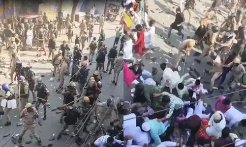 ഐ ലവ് മുഹമ്മദ് പ്രതിഷേധക്കാരെ ലാത്തിചാര്‍ജ് ചെയ്ത് യുപി പോലിസ് (വീഡിയോ)