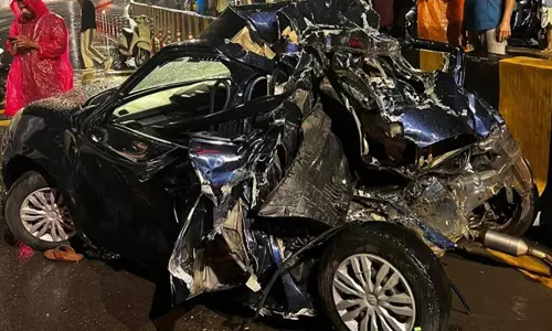 നിര്‍ത്തിയിട്ട ലോറിക്ക് പിന്നില്‍ കാറിടിച്ച് രണ്ടുപേര്‍ മരിച്ചു