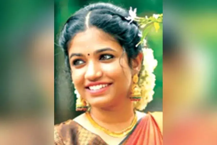സ്കൂട്ടര് ലോറിക്കടിയില്പ്പെട്ട് യുവതി മരിച്ചു സ്കൂട്ടര് ലോറിക്കടിയില്പ്പെട്ട് യുവതി മരിച്ചു
