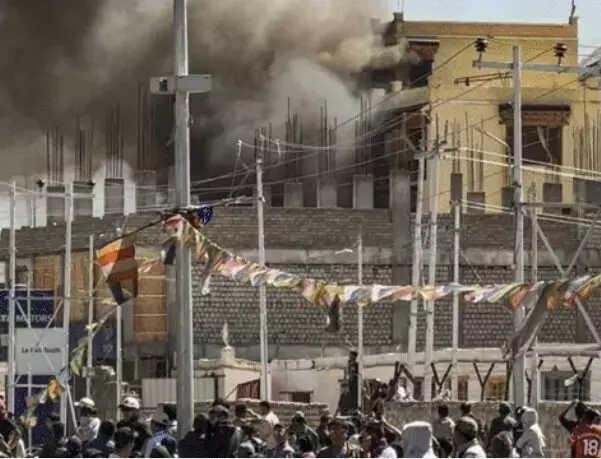 ലേയില് സ്ഥിതിഗതികള് ഇപ്പോഴും സംഘര്ഷഭരിതം; തുടര്ച്ചയായ നാലാം ദിവസവും കര്ഫ്യൂ ഏര്പ്പെടുത്തി ലേയില് സ്ഥിതിഗതികള് ഇപ്പോഴും സംഘര്ഷഭരിതം; തുടര്ച്ചയായ നാലാം ദിവസവും കര്ഫ്യൂ ഏര്പ്പെടുത്തി