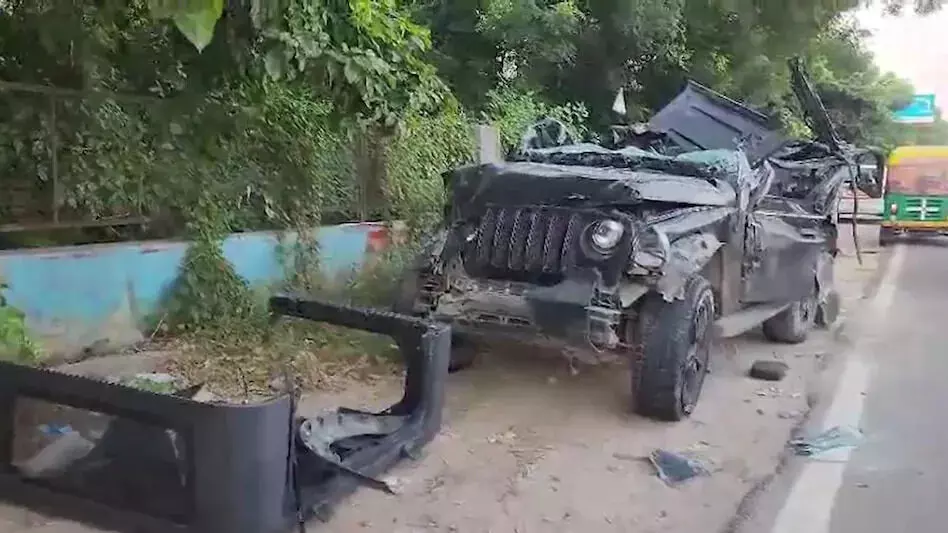 ഥാര് ഡിവൈഡറില് ഇടിച്ച് അഞ്ചുമരണം ഥാര് ഡിവൈഡറില് ഇടിച്ച് അഞ്ചുമരണം