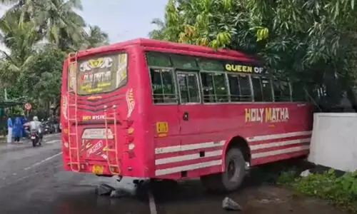 സ്വകാര്യ ബസ് ലോറിയിലിടിച്ചു; 15ലധികം പേര്ക്ക് പരിക്ക് സ്വകാര്യ ബസ് ലോറിയിലിടിച്ചു; 15ലധികം പേര്ക്ക് പരിക്ക്
