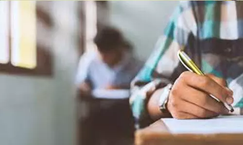 പി എസ് സി പരീക്ഷയില് ക്യാമറയുപയോഗിച്ച് കോപ്പിയടി; ഉദ്യോഗാര്ഥി ഇറങ്ങിയോടി, പോലിസ് പിടികൂടി പി എസ് സി പരീക്ഷയില് ക്യാമറയുപയോഗിച്ച് കോപ്പിയടി; ഉദ്യോഗാര്ഥി ഇറങ്ങിയോടി, പോലിസ് പിടികൂടി