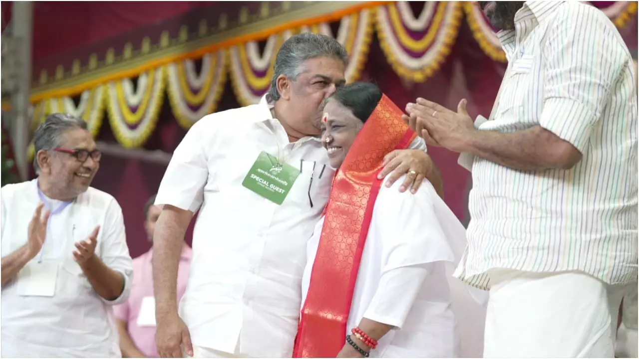 മാതാ അമൃതാനന്ദമയിയെ കണ്ടതിലെ വിവാദം; അമ്മയെ ചുംബിച്ചതില്‍ തെറ്റെന്ത്?: മന്ത്രി സജി ചെറിയാന്‍