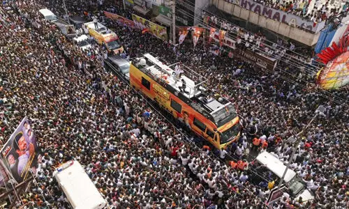 വിജയ്യുടെ റാലിക്കിടെ തിക്കിലും തിരക്കിലും പെട്ട് 39 മരണം (VEDIO)