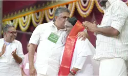 മാതാ അമൃതാനന്ദമയിയെ കണ്ടതിലെ വിവാദം; അമ്മയെ ചുംബിച്ചതില്‍ തെറ്റെന്ത്?: മന്ത്രി സജി ചെറിയാന്‍