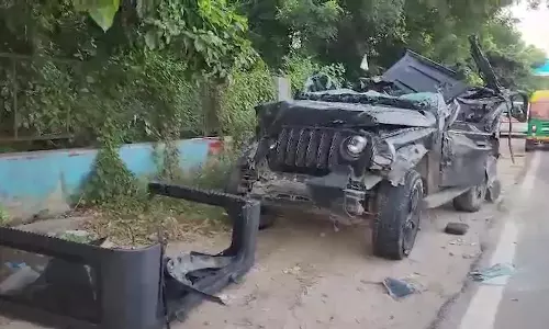 ഥാര്‍ ഡിവൈഡറില്‍ ഇടിച്ച് അഞ്ചുമരണം