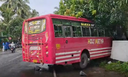 സ്വകാര്യ ബസ് ലോറിയിലിടിച്ചു; 15ലധികം പേര്‍ക്ക് പരിക്ക്