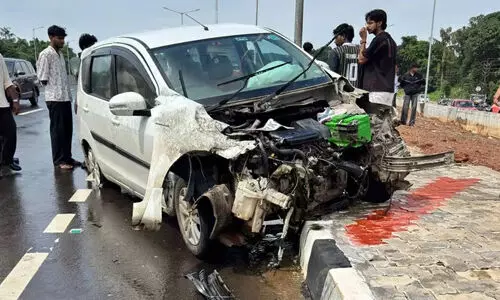 നിര്ത്തിയിട്ട ലോറിയില് കാറിടിച്ച് 13കാരന് മരിച്ചു നിര്ത്തിയിട്ട ലോറിയില് കാറിടിച്ച് 13കാരന് മരിച്ചു