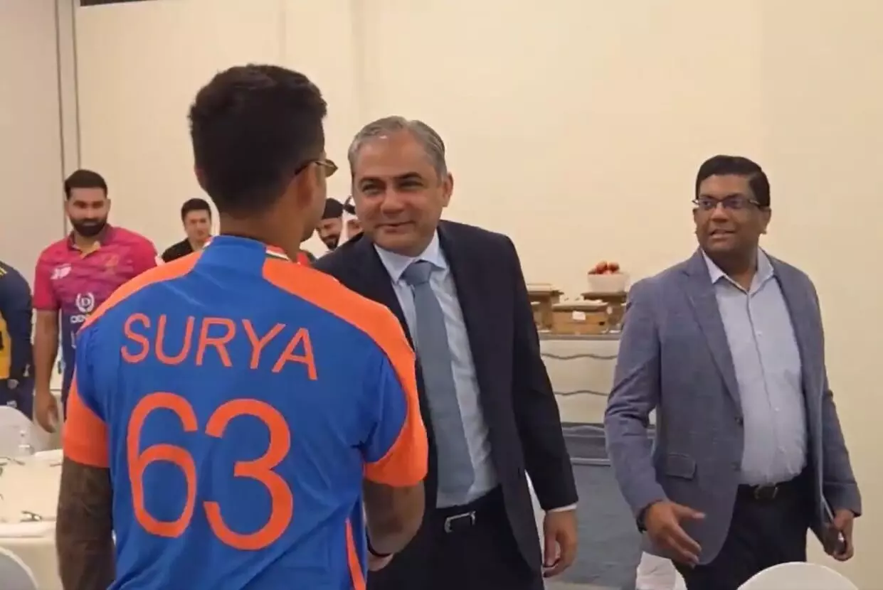 മൊഹ്സിന് നഖ് വിക്ക് ചിരിച്ചുകൊണ്ട് സൂര്യകുമാര് കൈകൊടുത്തു, ഇപ്പോള് ദേശസ്നേഹ നാടകം; ശിവസേന നേതാവ് മൊഹ്സിന് നഖ് വിക്ക് ചിരിച്ചുകൊണ്ട് സൂര്യകുമാര് കൈകൊടുത്തു, ഇപ്പോള് ദേശസ്നേഹ നാടകം; ശിവസേന നേതാവ്