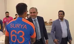 മൊഹ്സിന് നഖ് വിക്ക് ചിരിച്ചുകൊണ്ട് സൂര്യകുമാര് കൈകൊടുത്തു, ഇപ്പോള് ദേശസ്നേഹ നാടകം; ശിവസേന നേതാവ് മൊഹ്സിന് നഖ് വിക്ക് ചിരിച്ചുകൊണ്ട് സൂര്യകുമാര് കൈകൊടുത്തു, ഇപ്പോള് ദേശസ്നേഹ നാടകം; ശിവസേന നേതാവ്