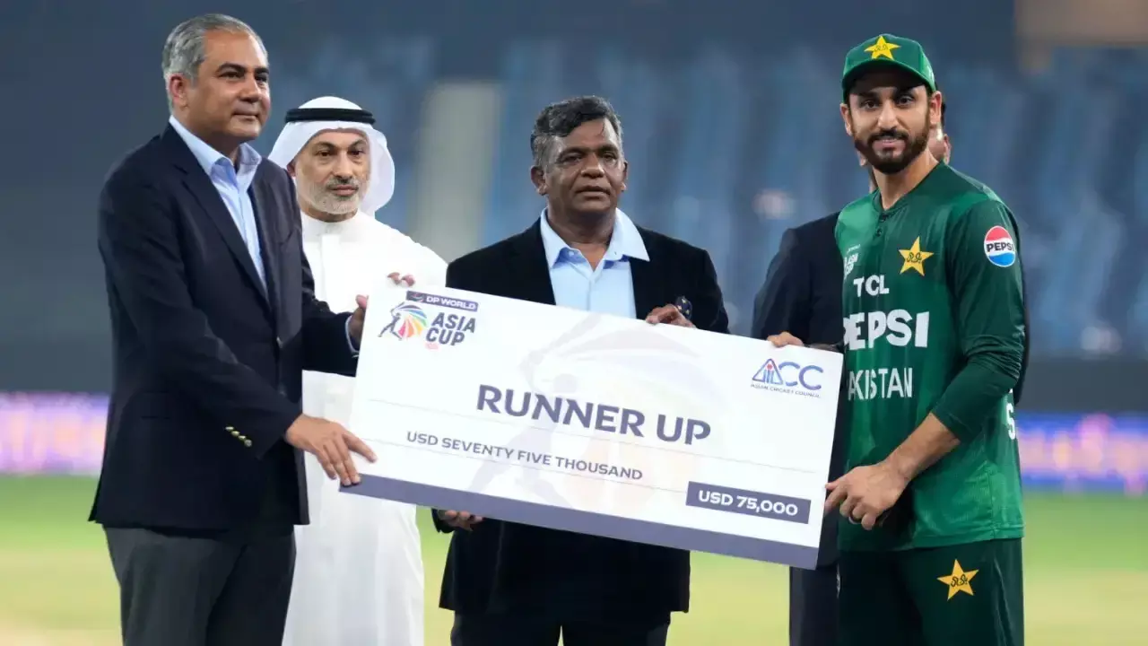 ഏഷ്യാകപ്പ് റണ്ണേഴ്‌സ് അപ്പിനുള്ള ചെക്ക് വലിച്ചെറിഞ്ഞ് സല്‍മാന്‍ അലി ആഗ; കൂകി വിളിച്ച് കാണികള്‍