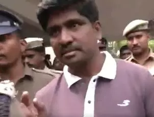 കരൂര് ദുരന്തം: ടിവികെ പ്രവര്ത്തകന് പൗണ് രാജിനെ ഒക്ടോബര് 14 വരെ ജുഡീഷ്യല് കസ്റ്റഡിയില് വിട്ടു കരൂര് ദുരന്തം: ടിവികെ പ്രവര്ത്തകന് പൗണ് രാജിനെ ഒക്ടോബര് 14 വരെ ജുഡീഷ്യല് കസ്റ്റഡിയില് വിട്ടു