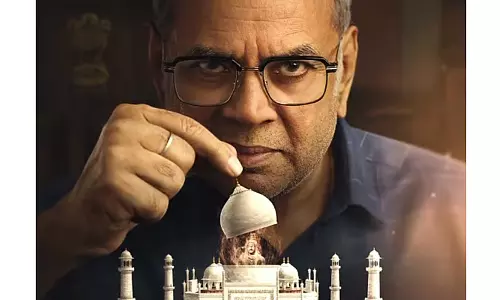 താജ് മഹലിനുള്ളില് ശിവന്റെ പ്രതിമയുള്ള പോസ്റ്ററുമായി പരേഷ് റാവല് താജ് മഹലിനുള്ളില് ശിവന്റെ പ്രതിമയുള്ള പോസ്റ്ററുമായി പരേഷ് റാവല്