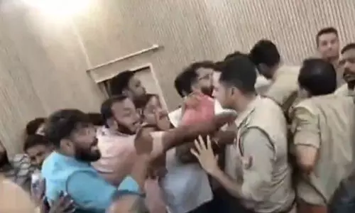 മുസ്ലിം കടക്കാരനില് നിന്നും പണം തട്ടുന്നതിനെ ചൊല്ലി ബിജെപി കൗണ്സിലര്മാര് തമ്മില് സംഘര്ഷം (വീഡിയോ) മുസ്ലിം കടക്കാരനില് നിന്നും പണം തട്ടുന്നതിനെ ചൊല്ലി ബിജെപി കൗണ്സിലര്മാര് തമ്മില് സംഘര്ഷം (വീഡിയോ)