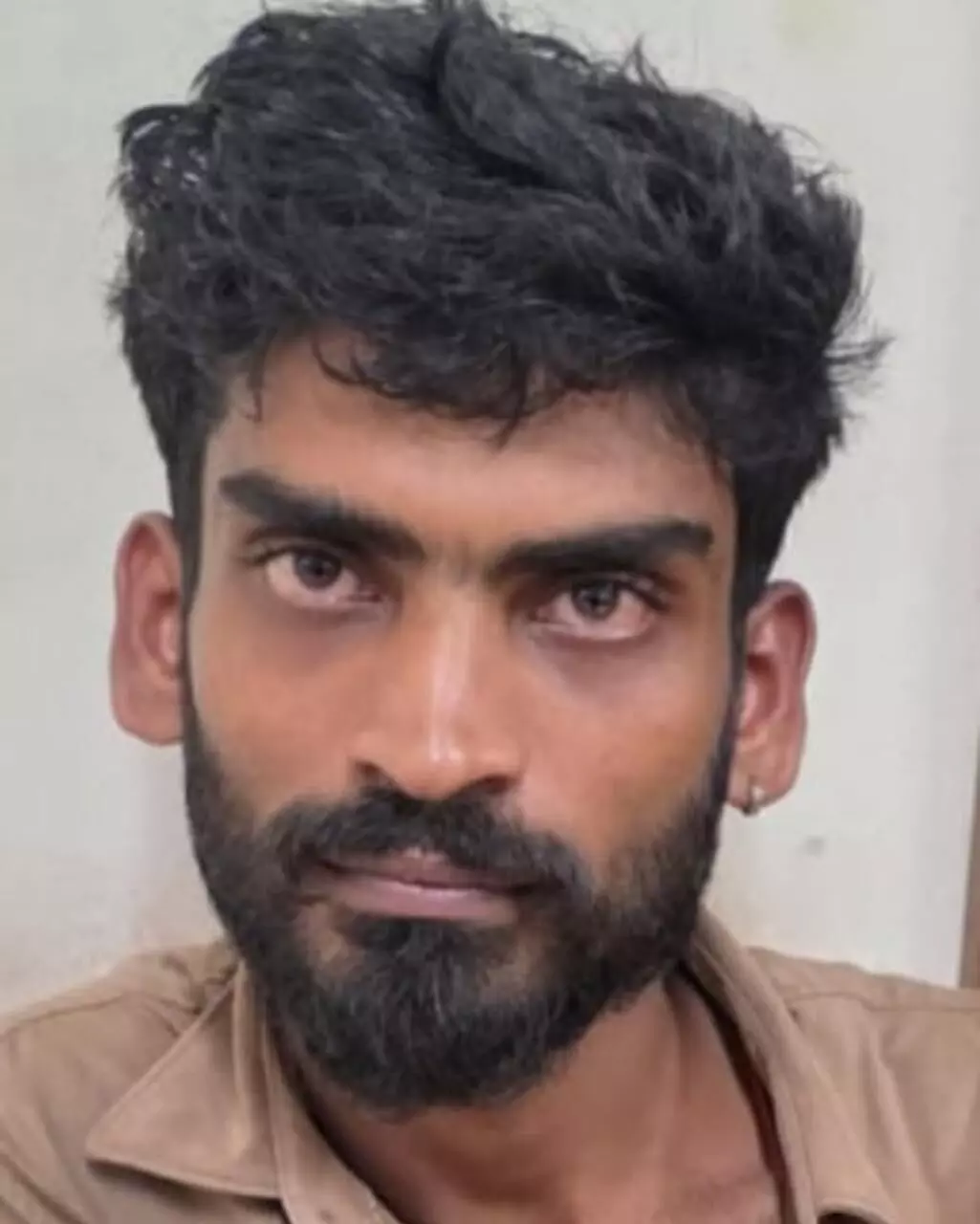 *ബസ് ഡ്രൈവറുടെ കൈയിൽ നിന്നും കഞ്ചാവ് പിടി കൂടി* *ബസ് ഡ്രൈവറുടെ കൈയിൽ നിന്നും കഞ്ചാവ് പിടി കൂടി*