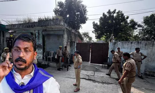 ബറെയ്ലിയിലെ പോലിസ് അതിക്രമം: ഇരകളെ സന്ദര്ശിക്കാനിരുന്ന ചന്ദ്രശേഖര് ആസാദിനെ വീട്ടുതടങ്കലിലാക്കി ബറെയ്ലിയിലെ പോലിസ് അതിക്രമം: ഇരകളെ സന്ദര്ശിക്കാനിരുന്ന ചന്ദ്രശേഖര് ആസാദിനെ വീട്ടുതടങ്കലിലാക്കി