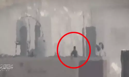 ഗസ സിറ്റിയില് ഇസ്രായേലി സൈനികനെ സ്നൈപ്പ് ചെയ്ത് അല് ഖുദ്സ് ബ്രിഗേഡ്(വീഡിയോ) ഗസ സിറ്റിയില് ഇസ്രായേലി സൈനികനെ സ്നൈപ്പ് ചെയ്ത് അല് ഖുദ്സ് ബ്രിഗേഡ്(വീഡിയോ)