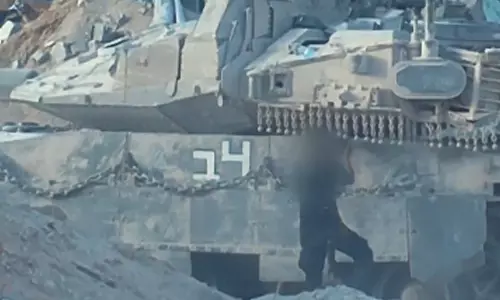 ഇസ്രായേലിന്റെ മെര്‍ക്കാവ ടാങ്കില്‍ ബര്‍ഖ് ബോംബിട്ട് അല്‍ ഖസ്സം ബ്രിഗേഡ് (വീഡിയോ)