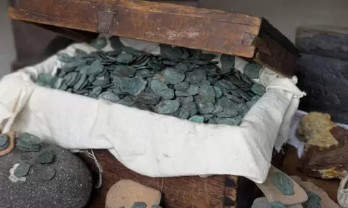 ഫ്‌ളോറിഡ തീരത്ത് സ്പാനിഷ് നിധി; 300 വര്‍ഷം പഴക്കമുള്ള വെള്ളി, സ്വര്‍ണ നാണയങ്ങള്‍ കണ്ടെത്തി