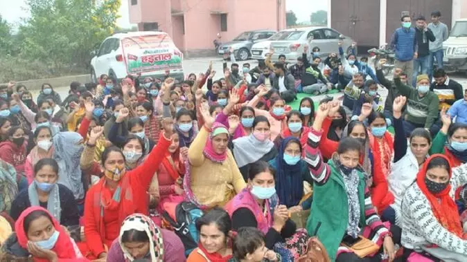 ഓണറേറിയം നല്കുക, അല്ലെങ്കില് സേവനങ്ങള് നിര്ത്തിവയ്ക്കും; സര്ക്കാരിന് അന്ത്യശാസനം നല്കി യുപിയിലെ എന്എച്ച്എം തൊഴിലാളികള് ഓണറേറിയം നല്കുക, അല്ലെങ്കില് സേവനങ്ങള് നിര്ത്തിവയ്ക്കും; സര്ക്കാരിന് അന്ത്യശാസനം നല്കി യുപിയിലെ എന്എച്ച്എം തൊഴിലാളികള്