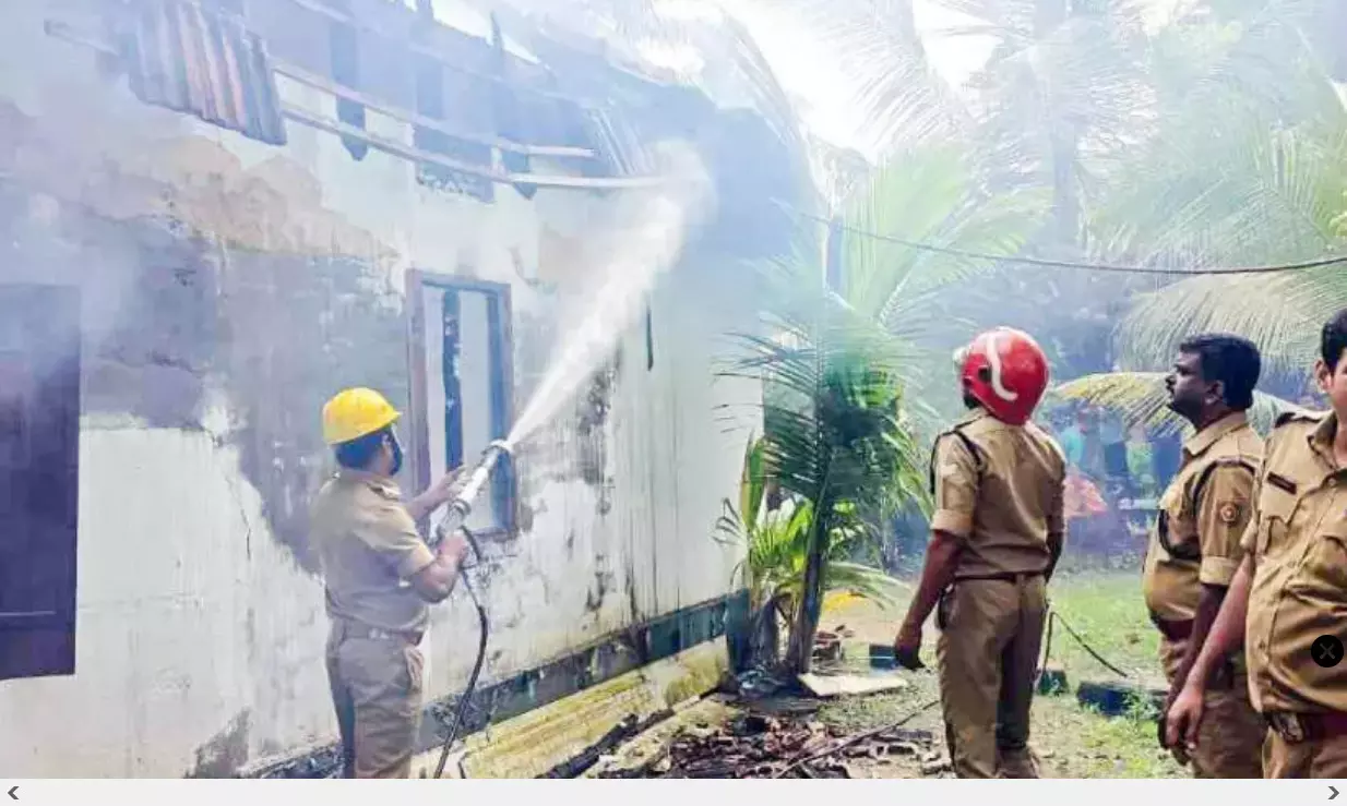 ഇടക്കൊച്ചിയില്‍ വീടിന് തീപിടിച്ചു