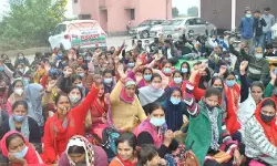 ഓണറേറിയം നല്കുക, അല്ലെങ്കില് സേവനങ്ങള് നിര്ത്തിവയ്ക്കും; സര്ക്കാരിന് അന്ത്യശാസനം നല്കി യുപിയിലെ എന്എച്ച്എം തൊഴിലാളികള് ഓണറേറിയം നല്കുക, അല്ലെങ്കില് സേവനങ്ങള് നിര്ത്തിവയ്ക്കും; സര്ക്കാരിന് അന്ത്യശാസനം നല്കി യുപിയിലെ എന്എച്ച്എം തൊഴിലാളികള്