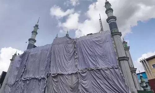 ദുര്‍ഗ വിഗ്രഹ നിമജ്ജനം: ഹൈദരാബാദിലെ പള്ളികള്‍ മൂടി പോലിസ്